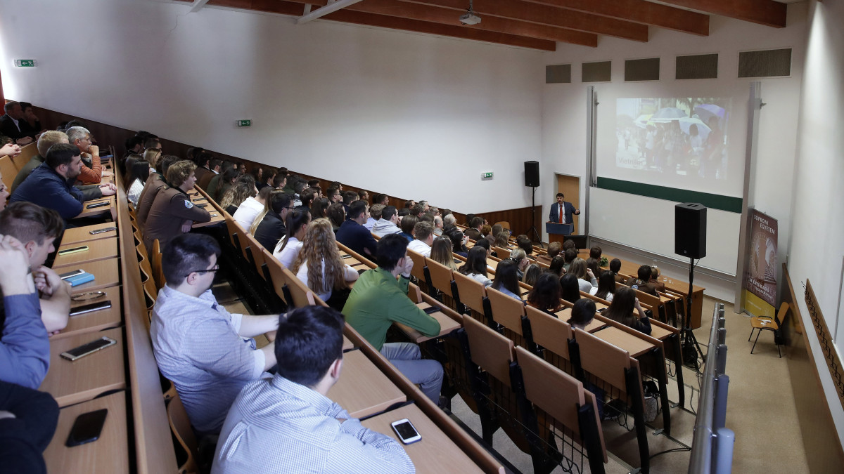 Áder János köztársasági elnök előadást tart a klímaváltozásról a Soproni Egyetemen 2019. május 7-én.