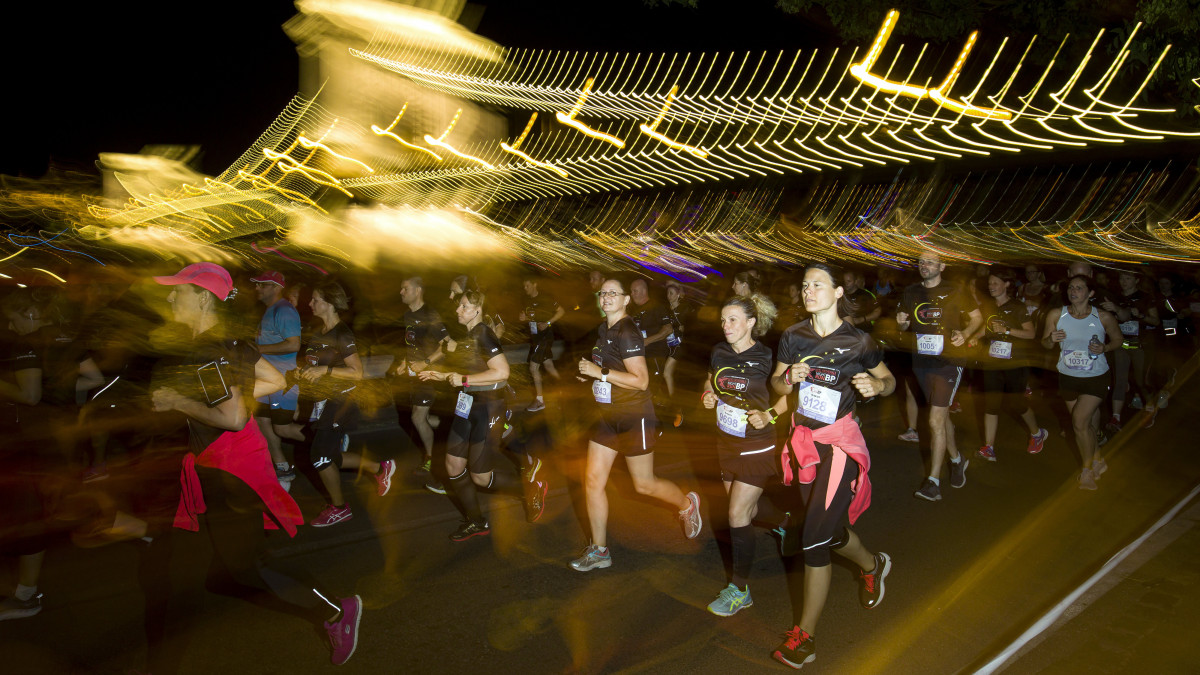 Résztvevők a Generali Night Run Budapest futóversenyen a Friedrich Born rakparton 2019. augusztus 3-án. Az esemény a Budapest 2019 Európa Sportfővárosa rendezvénysorozat része.