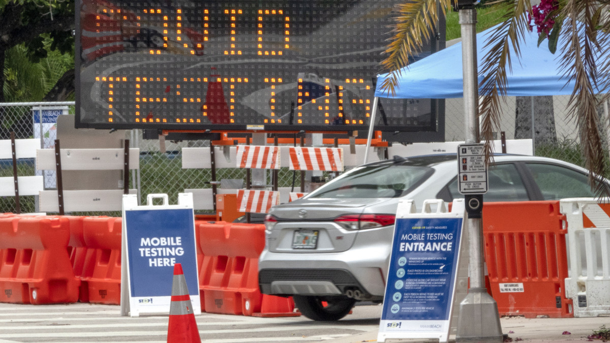 Autós érkezik egy mobil tesztállomásra a Florida állambeli Miami Beach-ben 2020. július 12-én, a koronavírus-járvány idején. Floridában, az egyik legfertőzöttebb tagállamban 15 300 ezernél is több új fertőzöttet diagnosztizáltak az elmúlt napban. A koronavírus-járvány leginkább az Egyesült Államokat sújtja, eddig 3 millió 413 995 fertőzöttet regisztráltak, és 137 782-en életüket veszítették.