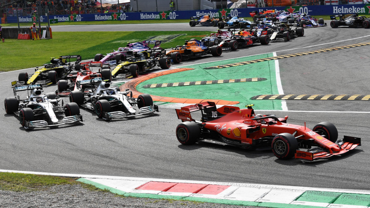 Charles Leclerc, a Ferrari monacói versenyzője (j) vezeti a mezőnyt a Forma-1-es autós gyorsasági világbajnokság Olasz Nagydíjának rajtja után a monzai versenypályán 2019. szeptember 8-án.