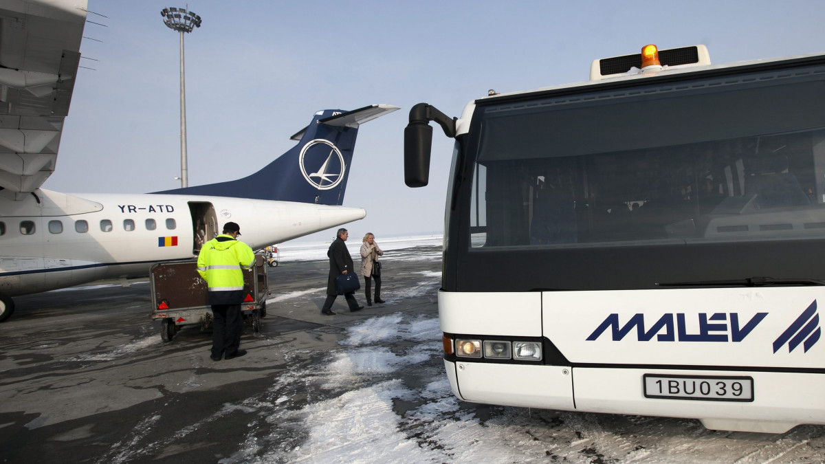 A Malév egyik működő leányvállalata, a földi kiszolgálási szolgáltatásokat nyújtó Malév Ground Handling autóbusza várja a leszálló utasokat egy repülőgép előtt a Budapest Liszt Ferenc Nemzetközi Repülőtéren. A légitársaság 66 évnyi, csaknem folyamatos működés után, 2012. február 3-án leállt.