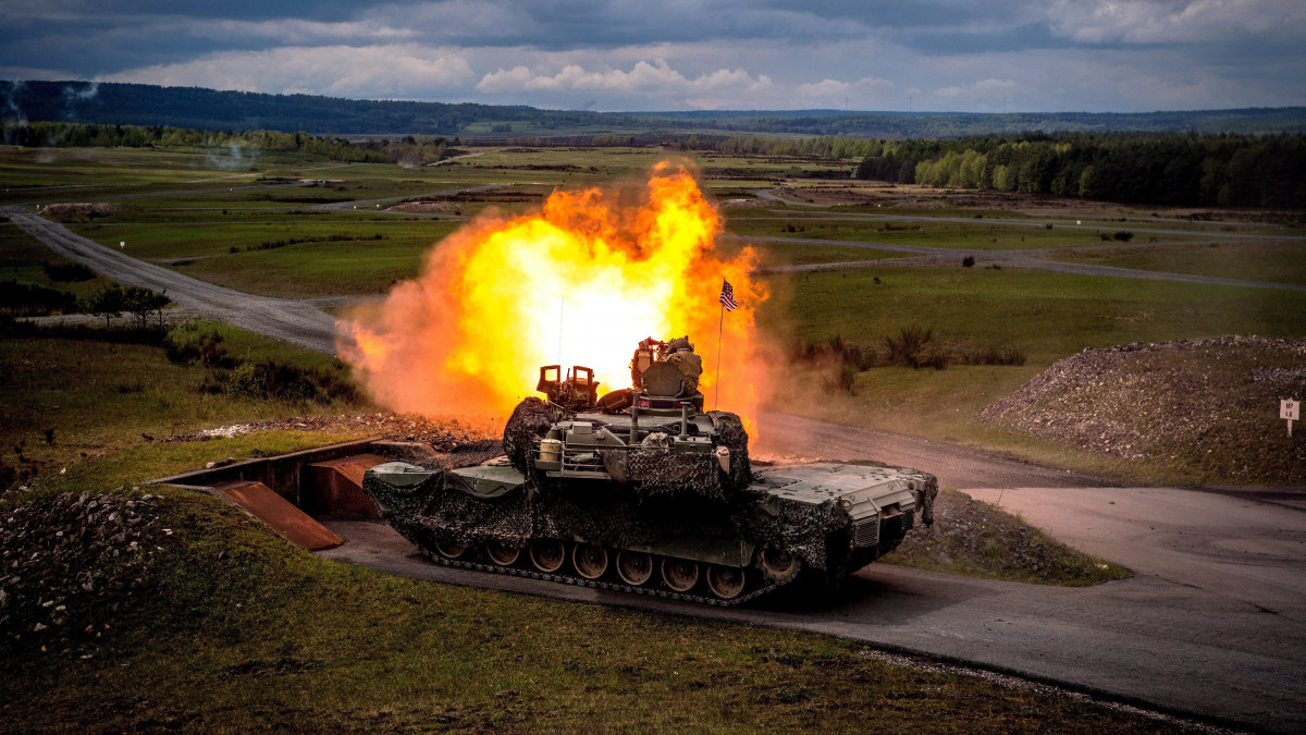 Az amerikai hadsereg egyik M1A2 SEP páncélozott harci járműve a Strong Europe Tank Challenge 2017 fedőnevű NATO-hadgyakorlaton a bajorországi Grafenwöhrben 2017. május 12-én. A hadgyakorlaton Ausztria, Franciaország, Németország, Lengyelország, Ukrajna és az Egyesült Államok vesz részt. 