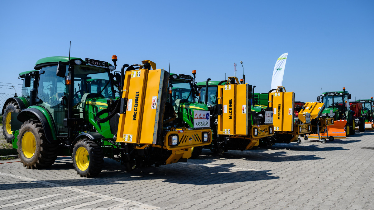 Új speciális traktorok a KITE Zrt. sárbogárdi telephelyén 2020. július 30-án. Ezen a napon adták át azt az öt új speciális munkagépet és a hozzájuk tartozó adaptereket, amelyeket a Magyar Közút Nonprofit Zrt. kezelésébe tartozó kerékpárút üzemeltetéséhez használnak majd.