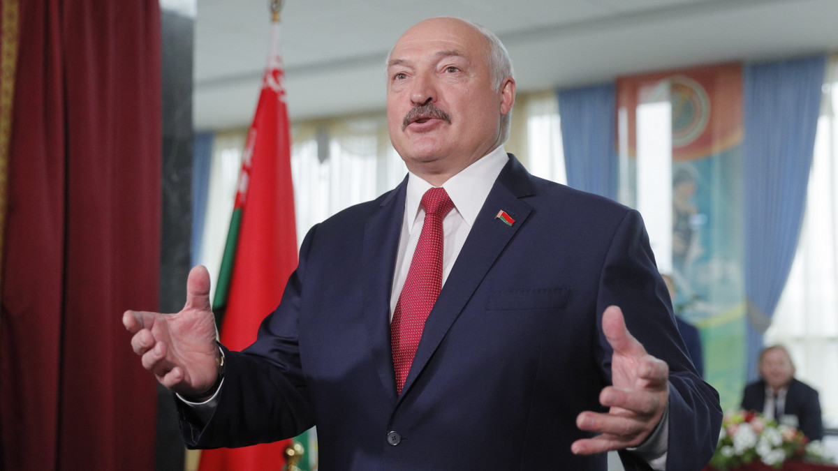 Aljakszandr Lukasenka fehérorosz államfő nyilatkozik a sajtónak, miután voksolt egy minszki szavazóhelyiségben 2019. november 17-én, a fehéroroszországi parlamenti választás napján. A 6,8 millió szavazásra jogosult a törvényhozás alsó háza, a képviselőház 110 tagját választja meg négy évre.