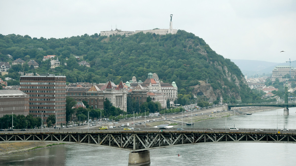 A Duna látképe 2020. június 11-én. Az előtérben a Petőfi híd, középen a Budapesti Műszaki és Gazdaságtudományi Egyetem épületei, valamint a Gellért Szálló, a háttérben a Gellért-hegy, a Citadella és a Szabadság-szobor látható.