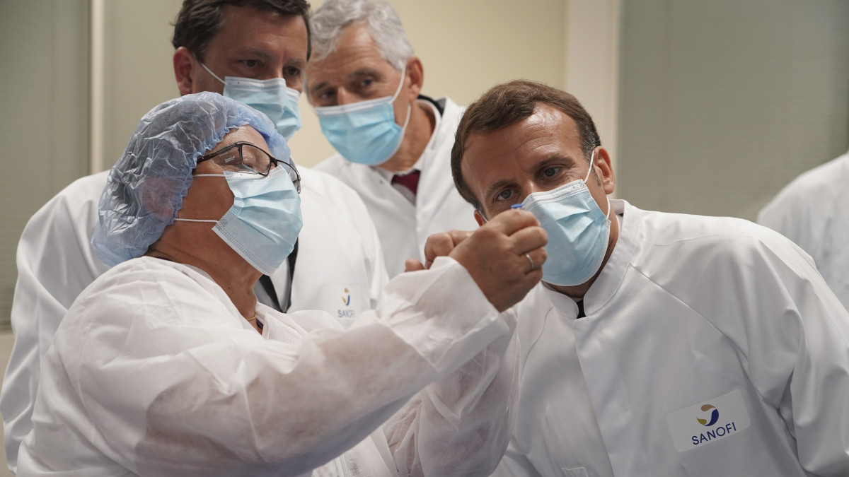 Emmanuel Macron francia elnök (j) látogatást tesz a koronavírus elleni oltóanyag-tesztelést folytató, francia alapítású Sanofi gyógyszeripari csoport laboratóriumában Marcy-lEtoile-ban 2020. júnus 125-én. Európában jelenleg a brit központú AstraZeneca és a GlaxoSmithKline, valamint a Sanofi, míg az Egyesült Államokban a Pfizer, a Novavax, és a Johnson & Johnson gyógyszercégek tesznelnek koronavírus elleni oltóanyagot.