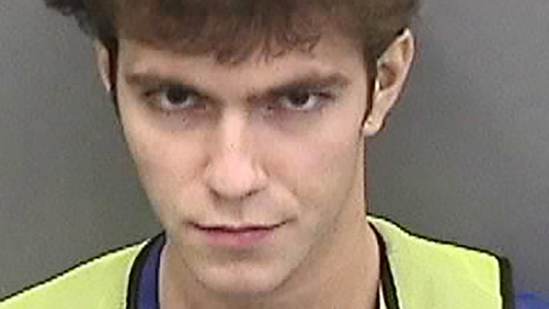 A floridai Hillsborough Megyei Seriff Hivatala által közreadott kép a 17 éves Graham Ivan Clarkról letartóztatását követően 2020. július 31-én. Clarkot és két társát azzal vádolják, hogy július 15-én feltörték ismert személyiségek, politikusok és a művészvilág képviselőinek Twitter-fiókjait és bitcoin kriptovaluta átutalására kérték őket. A floridai Tampa megyei ügyészség szerint a hackertámadások értelmi szerzője a 17 éves Clark volt.