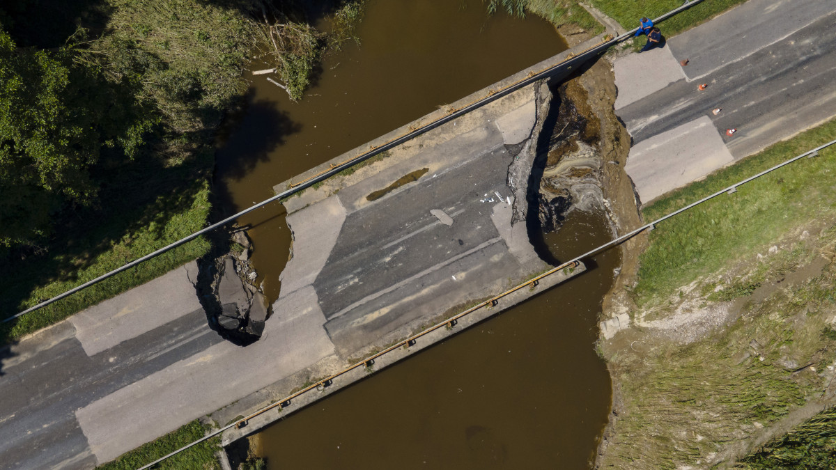 A heves esőzés miatt megáradt Rinya-patak leszakadt hídja a 68-as főút Böhönye és Segesd közötti szakaszán 2020. július 27-én.