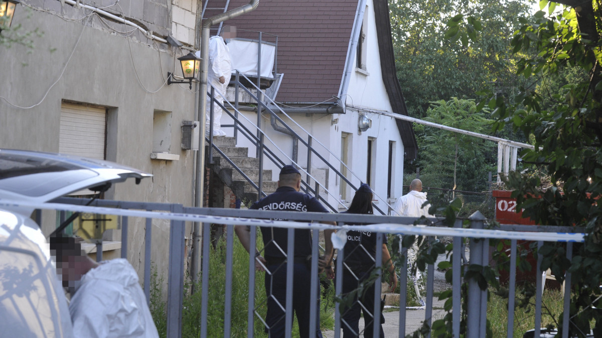 Bűnügyi helyszínelők és rendőrök a XXI. kerületi Szatmári utca egyik házánál 2020. augusztus 2-án. Előző nap este érkezett bejelentés a mentőszolgálattól, hogy az épületben holtan találtak egy férfit. A Budapesti Rendőr-főkapitányság (BRFK) halált okozó testi sértés gyanújával nyomoz.