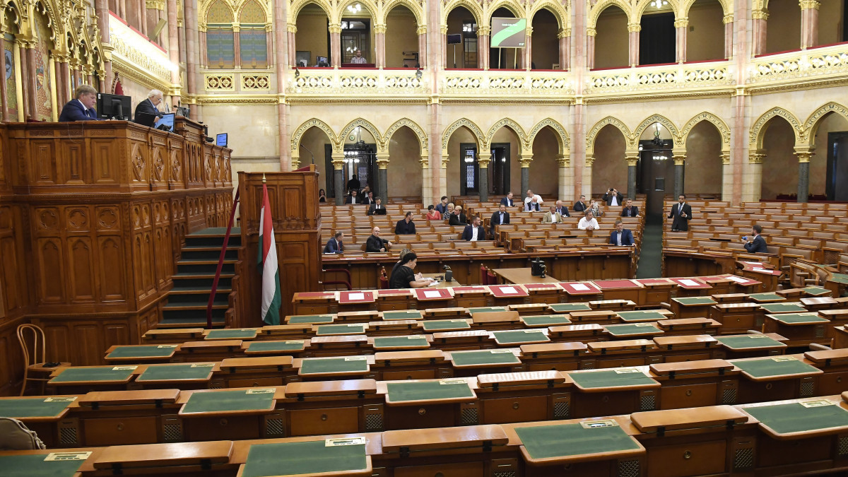 Üres kormánypárti padsorok Kocsis-Cake Olivio, a Párbeszéd képviselője napirend előtti felszólalása alatt az Országgyűlés rendkívüli plenáris ülésén 2020. augusztus 3-án. A Fidesz és a KDNP frakció, illetve a kormány tagjai nem jelentek meg, így a napirend előtti felszólalások után véget ért az ülés, amelyet a Demokratikus Koalíció (DK) azért kezdeményezett, mert álláspontjuk szerint a miniszterelnök a júliusi EU-csúcson szembement az Országgyűlés döntésével.