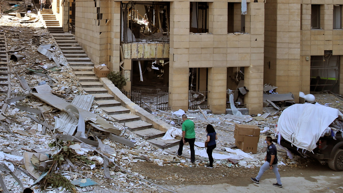 Megrongálódott épületek Bejrútban, a kikötőben bekövetkezett, hatalmas erejű, kettős robbanás utáni napon, 2020. augusztus 5-én. A detonációk következtében legkevesebb száz ember életét vesztette, több mint négyezren megsebesültek, 200-250 ezer közé tehető azoknak a száma, akik elveszítették otthonukat. Bejrútot katasztrófa sújtotta várossá nyilvánították, és gyásznapot hirdettek. A robbanások okát még vizsgálják. A jelek szerint petárdaraktárban keletkezett tűz okozta az első robbanást, a második pedig azért lett rendkívüli erejű, mert nagyon nagy mennyiségű, 2700 tonnányi ammónium-nitrát robbant be, amelyet hat éve kobozott el, és azóta egy kikötői raktárban tárolt a vámhivatal.