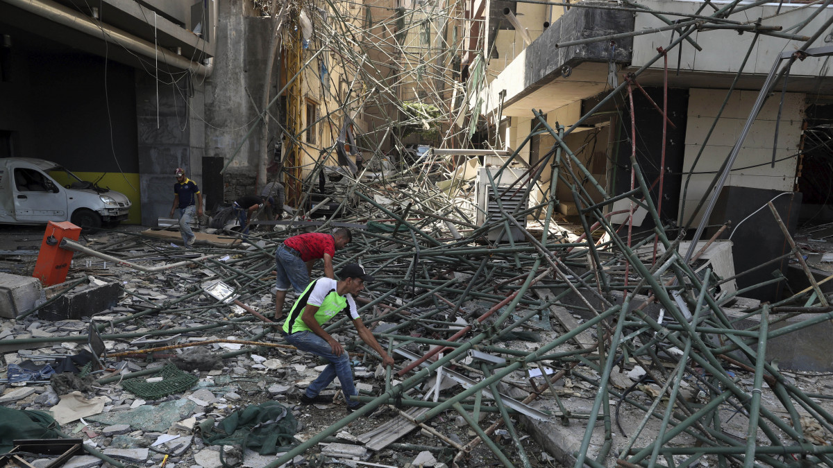 A törmeléket takarítják a bejrúti kikötőben bekövetkezett, hatalmas erejű, kettős robbanás után két nappal, 2020. augusztus 6-án. A detonációk következtében legkevesebb százharminc ember életét vesztette, több mint ötezren megsebesültek, 200-250 ezer közé tehető azoknak a száma, akik elveszítették otthonukat. Bejrútot katasztrófa sújtotta várossá nyilvánították, és gyásznapot hirdettek. A robbanások okát még vizsgálják.