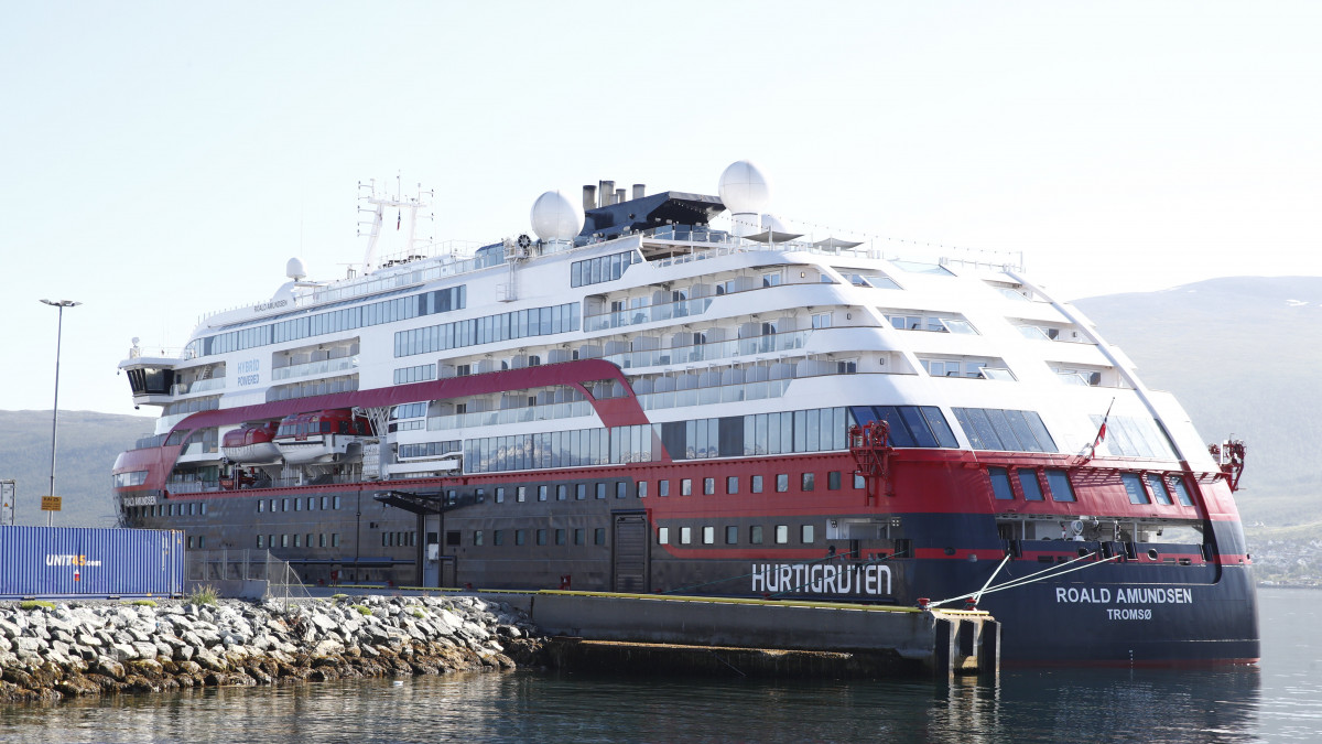 A Hurtigruten társaság Roald Amundsen óceánjárója Tromso Breivika kikötőjében 2020. augusztus 3-án. A fedélzeten kitört a koronavírus-járvány, az utasok és a legénység tagjai közül eddig negyven embernél állapították meg a fertőzöttséget. Az eset miatt a hajótársaság ideiglensen felfüggesztette összes óceánjárójának működését.