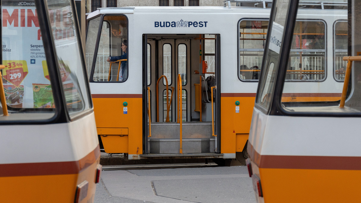A Budapesti Közlekedési Központ (BKK) 14-es vonalán közlekedő villamos szerelvények a Lehel téri végállomáson. MTVA/Bizományosi: Juhász Gábor  *************************** Kedves Felhasználó!