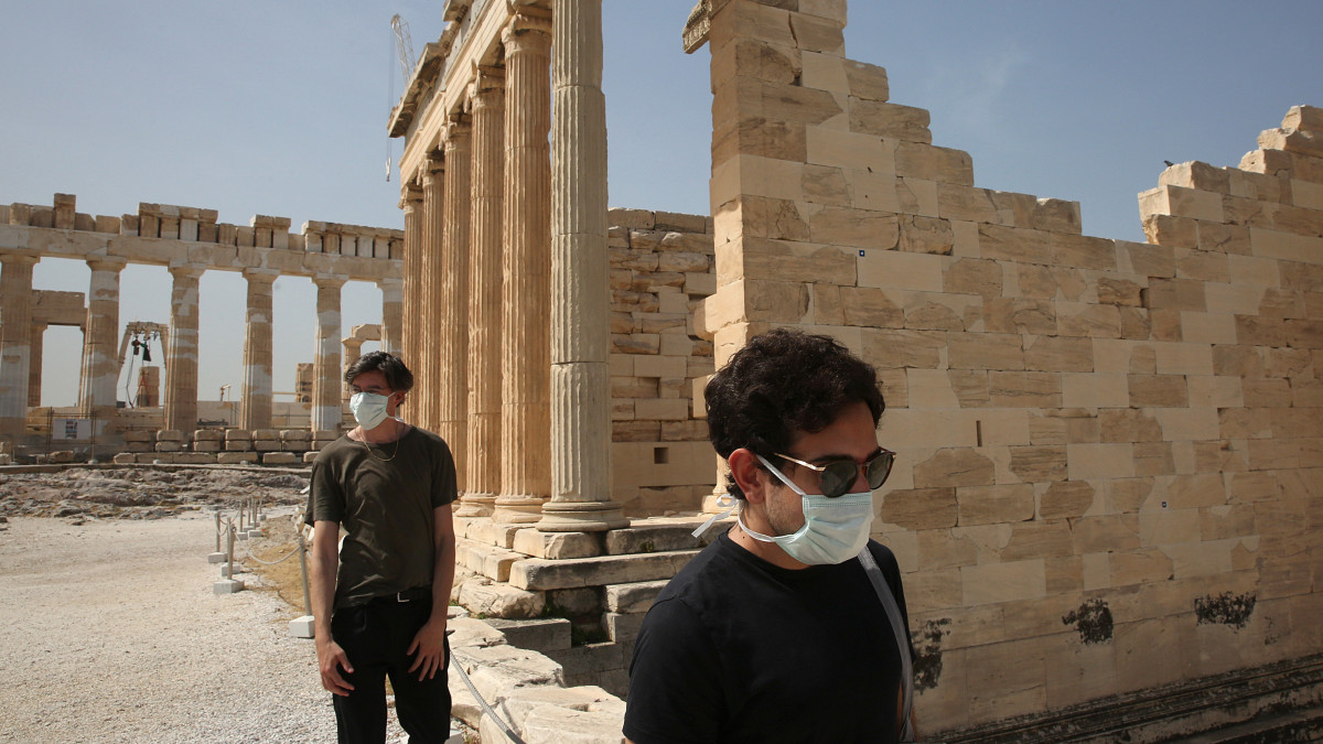 Holland turisták az athéni Akropoliszon 2020. május 18-án. Görögországban a koronavírus-járvány miatt bevezetett korlátozások enyhítéseként újranyitották a látogatók előtt az Akropoliszt és az összes régészeti műemléket, a múzeumok azonban csak június 15-től nyithatják meg kapuikat.