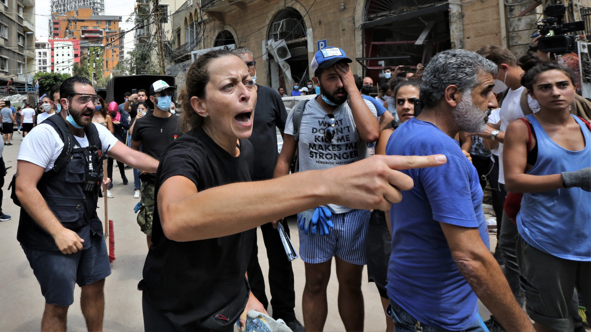 Kormányellenes tüntetők jelszavakat skandálnak Bejrútban 2020. augusztus 6-án, két nappal a kikötői negyedben történt, pusztító erejű, kettős robbanás után.