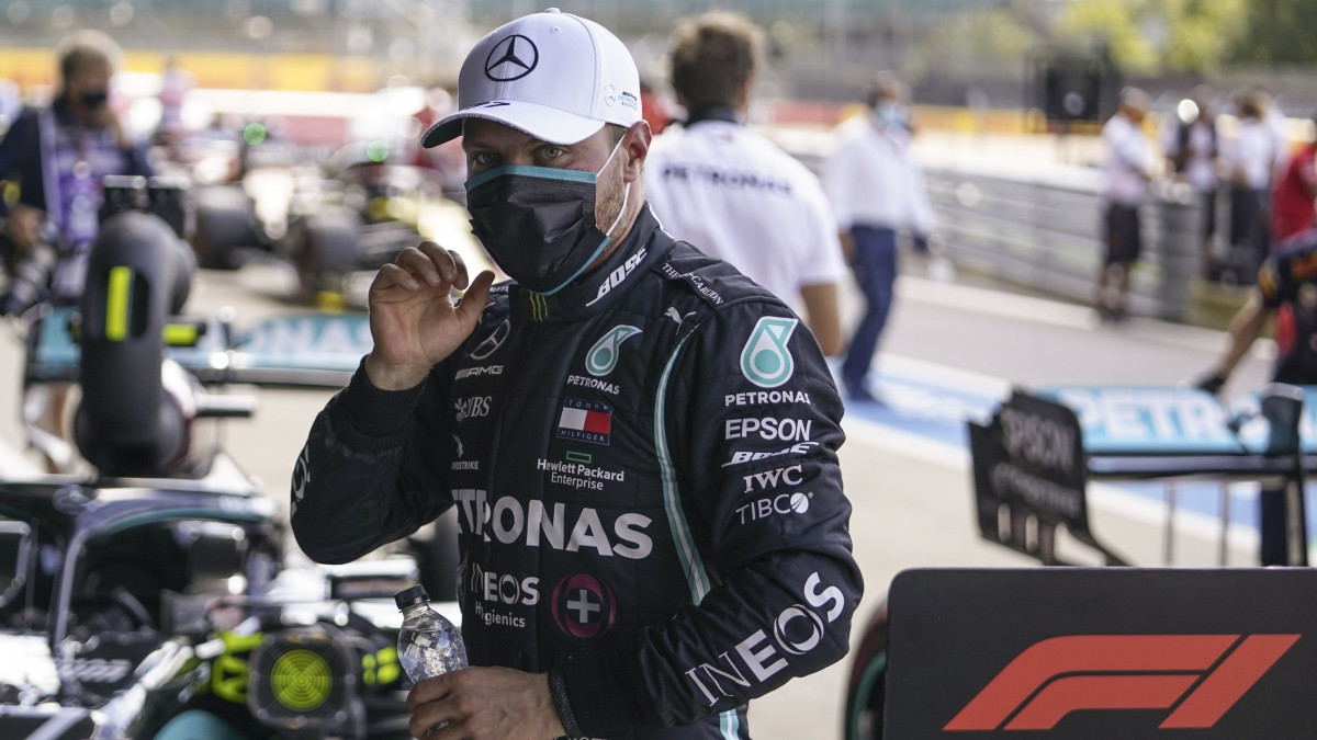 A második helyen végzett Valtteri Bottas, a Mercedes finn versenyzője a Forma-1-es autós gyorsasági világbajnokság Brit Nagydíjának időmérő edzésén az angliai Silverstone-ban 2020. augusztus 1-jén. A futamot augusztus 2-án rendezik.