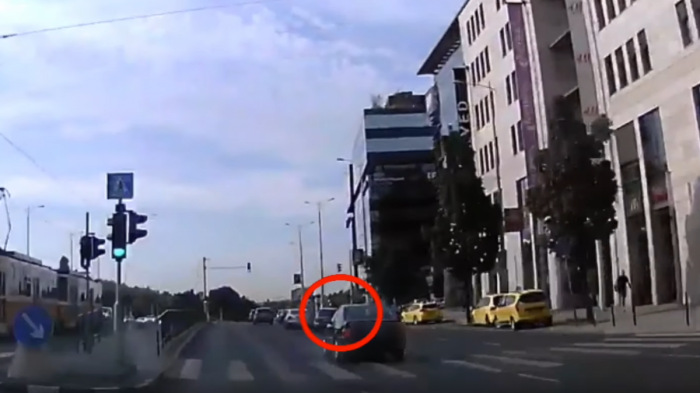 Az autók elé szaladt a járdára vágódó kocsi elől a gyalogos - videó