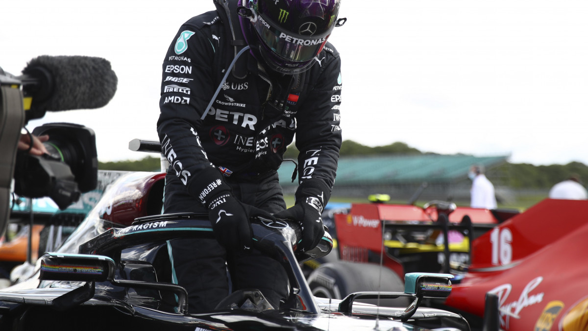 Lewis Hamilton, a Mercedes brit címvédője kiszáll autójából, miután rajt-cél győzelmet aratott a Forma-1-es autós gyorsasági világbajnokság Brit Nagydíján az angliai Silverstone-ban 2020. augusztus 2-án.