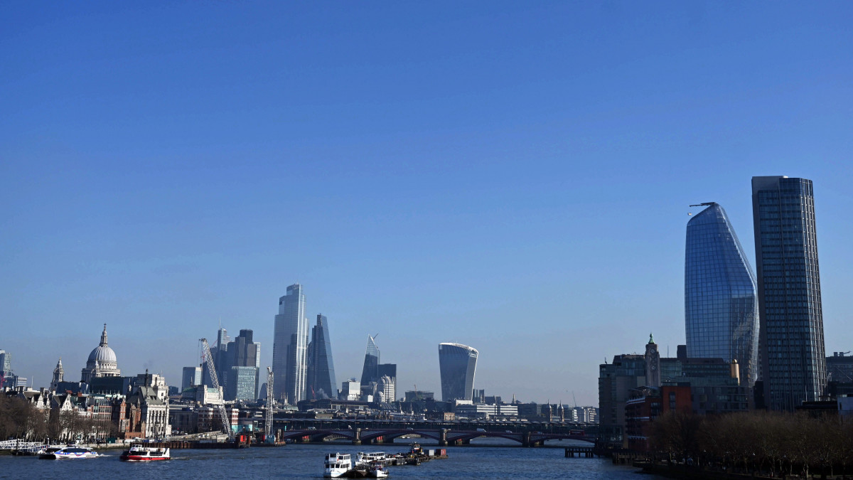 A londoni pénzügyi és üzleti központ, a City látképe egy napos téli napon, 2020. február 6-án.