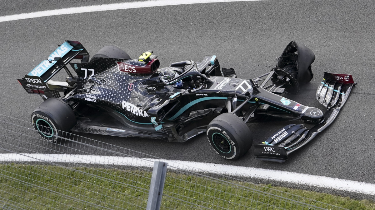 Valtteri Bottas, a Mercedes finn versenyzője behajt a box utcába a Forma-1-es autós gyorsasági világbajnokság Brit Nagydíja után az angliai Silverstone-ban 2020. augusztus 2-án.