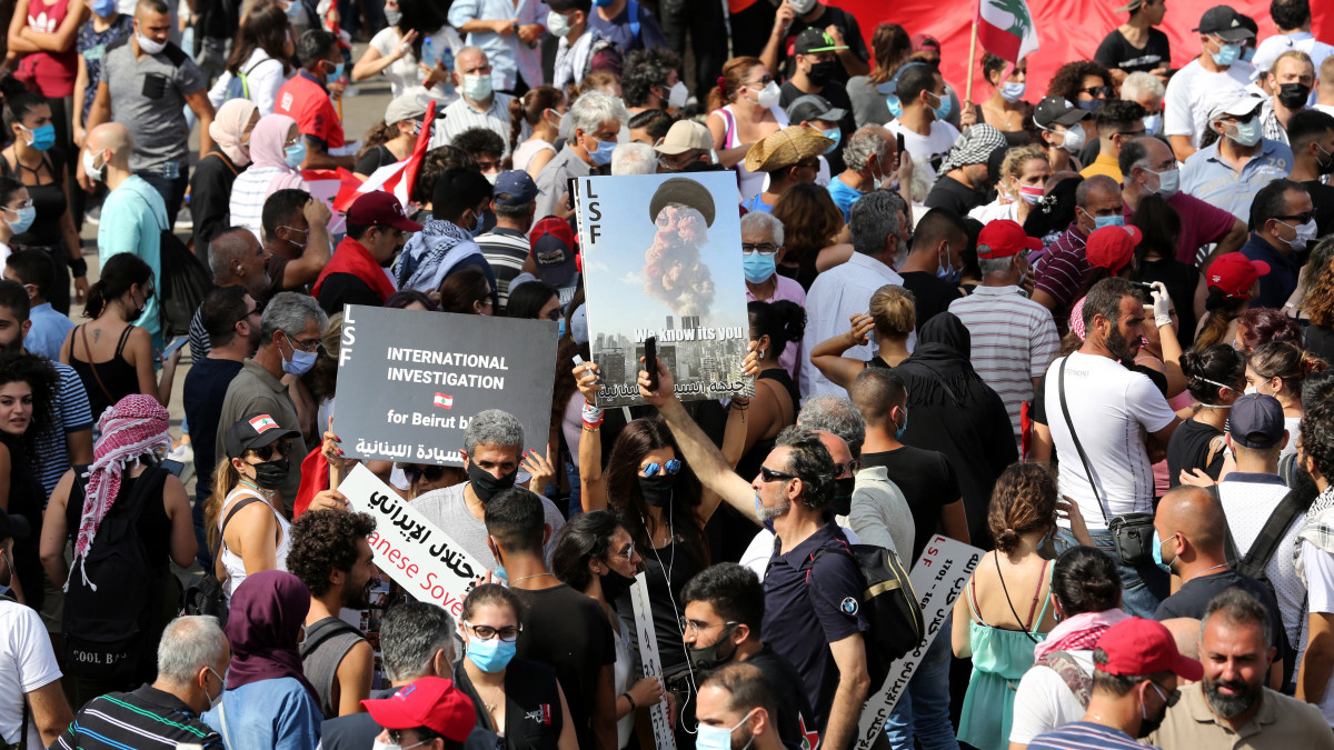 Libanoni kormányellenes tüntetők a politikai elit távozását követelik Bejrútban 2020. augusztus 8-án. A libanoni főváros kikötői negyedében négy nappal korábban kettős robbanás történt, amelynek következtében legkevesebb 154 ember életét vesztette, több mint ötezren megsebesültek, 200-250 ezer közé tehető azoknak a száma, akik elveszítették otthonukat, 45 embert még mindig eltűntként tartanak nyilván. Eddig 25 azonosítatlan holttest került elő a romok alól.