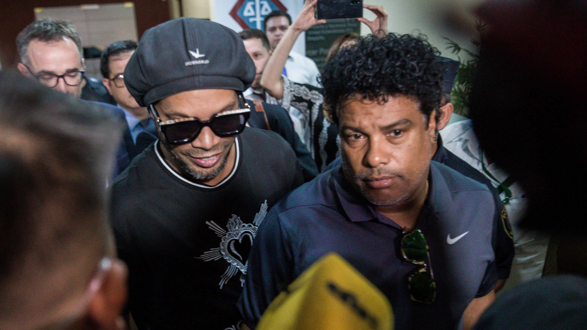 Ronaldinho egykori aranylabdás, világbajnok brazil labdarúgó (k) és a fivére, Roberto de Assis Moreira (j) távozik az asuncióni főügyészségről 2020. március 5-én. Ronaldinhót és testvérét előállították a paraguayi hatóságok, mert a gyanú szerint hamis dokumentumokkal léptek be az országba.