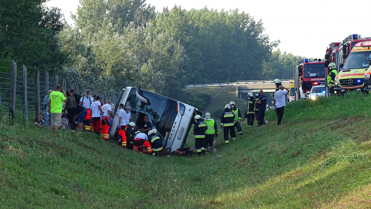 Mentők és tűzoltók árokba borult külföldi utasszállító autóbusznál, miután a gépjármű tisztázatlan körülmények között letért az útról az M5-ös autópálya Budapest felé vezető oldalán a 115-ös kilométerszelvényben, Kiskunfélegyháza térségében 2020. augusztus 9-én. A balesetben meghalt egy ember, további 34-en pedig megsérültek. A turistabusz Lengyelországból hozott utasokat Magyarországra.