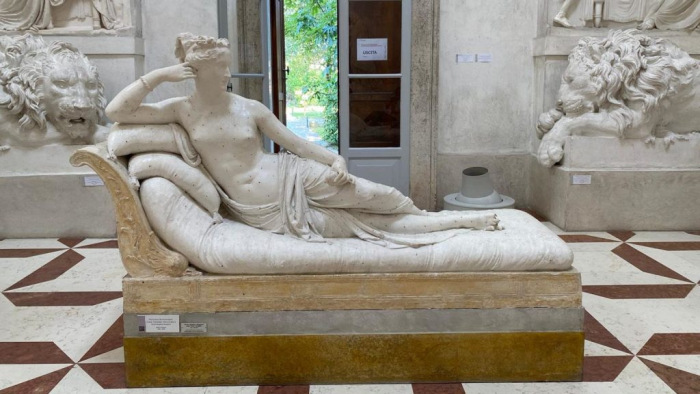 Megrongált egy 200 éves szobrot egy turista