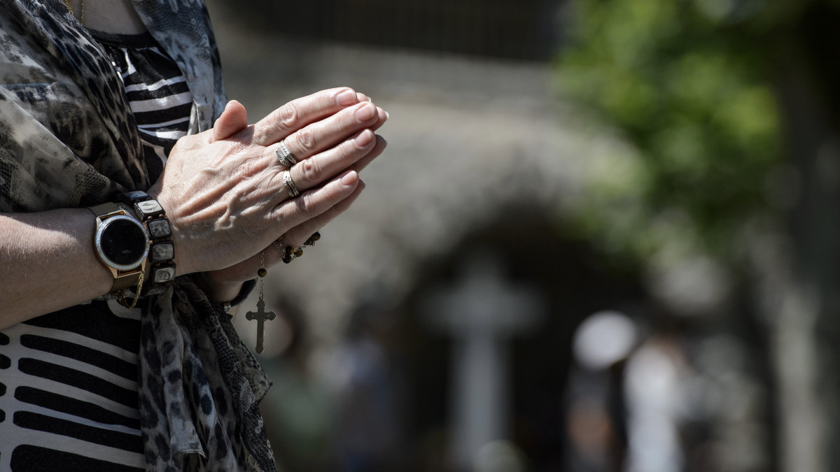 Egy résztvevő imádkozik a Szent László ünnepe alkalmából tartott szentmisén a mátraverebély-szentkúti nemzeti kegyhelyen 2020. június 28-án.