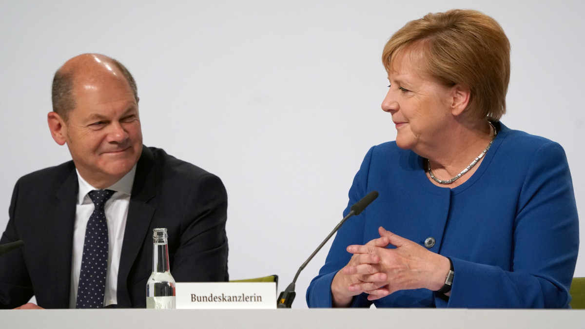 Olaf Scholz német alkancellár, pénzügyminiszter (b) és Angela Merkel kancellár a berlini kancellári hivatalban tartott sajtóértekezleten, miután a német kormány elfogadta klímavédelmi programját 2019. szeptember 20-án.