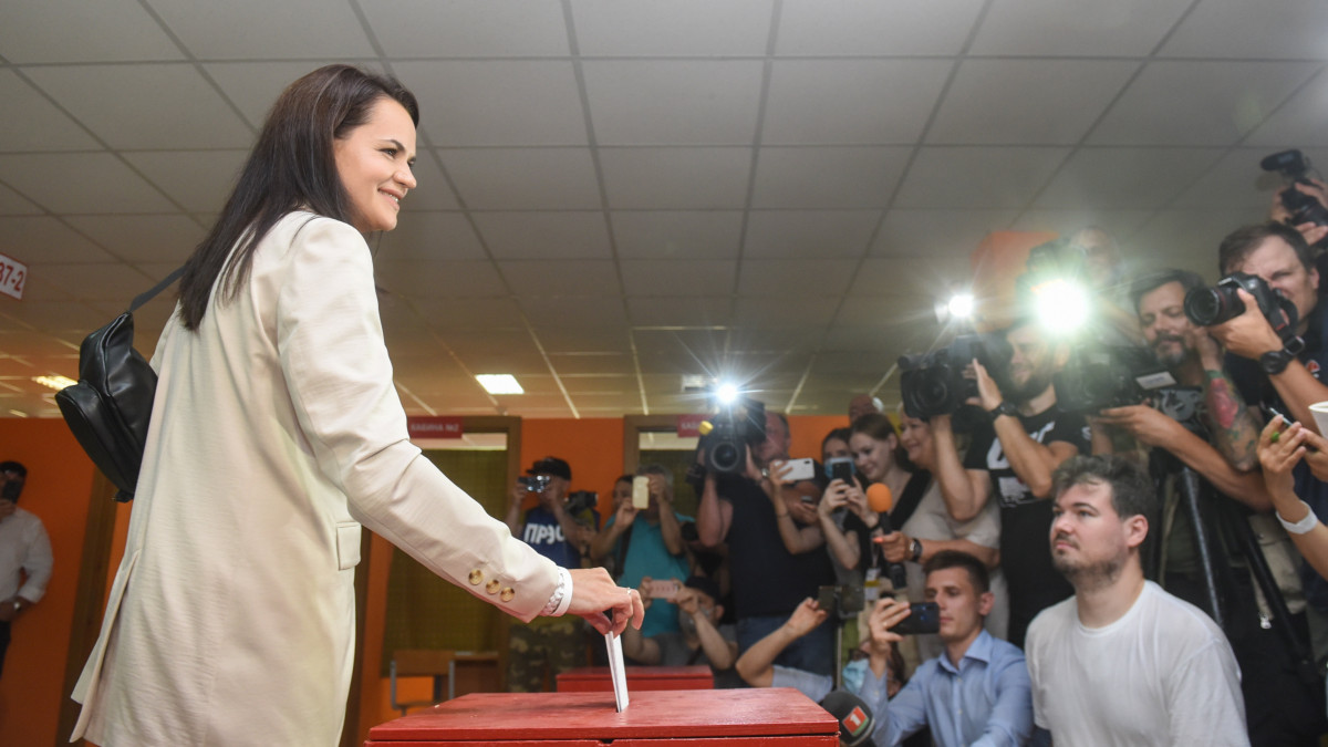 Szvjatlana Cihanouszkaja ellenzéki elnökjelölt leadja szavazatát a fehéroroszországi elnökválasztáson Minszkben 2020. augusztus 9-én. A választáson öt jelölt indul, de a 26 éve hatalmon lévő Aljakszandr Lukasenkával szemben csak Szvjatlana Cihanouszkajának, a fogva tartott ellenzéki Szjarhej Cihanouszki vlogger feleségének van esélye.