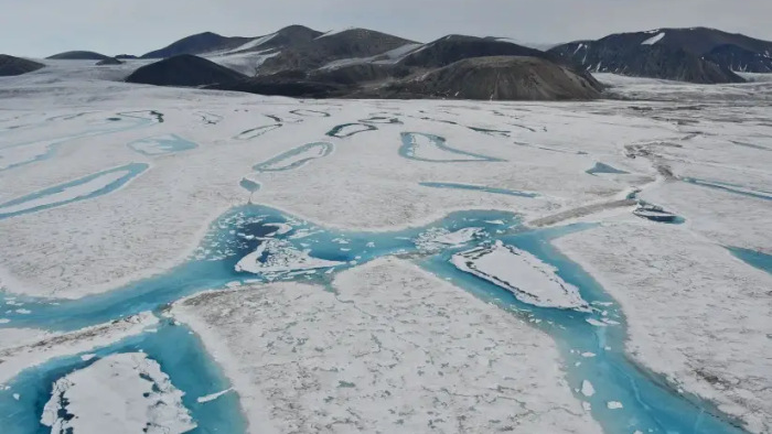 Végzetes törés alakult ki a Kanada melletti jégpáncélon - videó