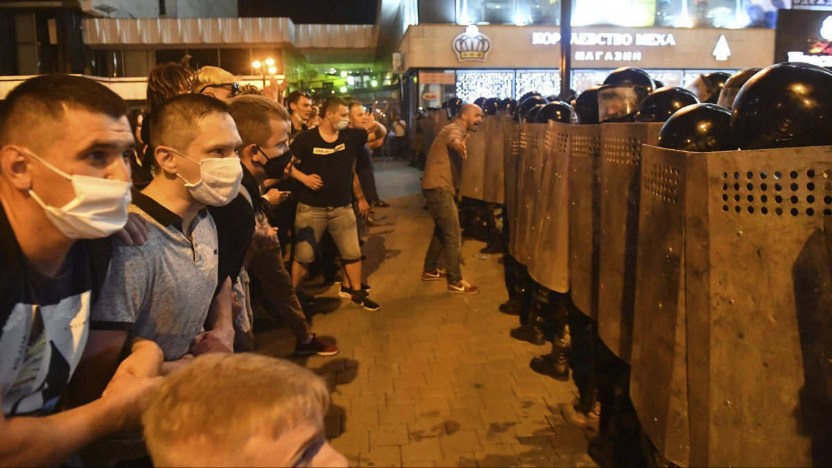 Ellenzéki tüntetők a rohamrendőrök sorfala előtt Minszkben 2020. augusztus 9-én, a fehéroroszországi elnökválasztás estéjén, miután bezártak a szavazóhelyiségek. A választási bizottság tájékoztatása szerint a 26 éve hatalmon lévő Aljakszandar Lukasenka fehérorosz államfő a szavazatok 80,23 százalékával elsöprő győzelmet aratott fő riválisa, Szvjatlana Cihanouszkaja ellenzéki elnökjelölt ellen, aki a voksok 9,9 százalékát szerezte meg.
