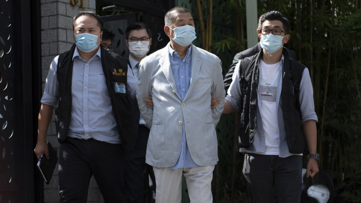 Rendőrök őrizetbe veszik Jimmy Lai hongkongi médiamogult a nemzetbiztonsági törvény által bűncselekménynek minősített külföldiekkel való összejátszás gyanúja miatt Hongkongban 2020. augusztus 10-én. A 71 éves Lait két fiával, valamint az általa alapított Apple Daily című hongkongi lap felsővezetőivel együtt vették őrizetbe.