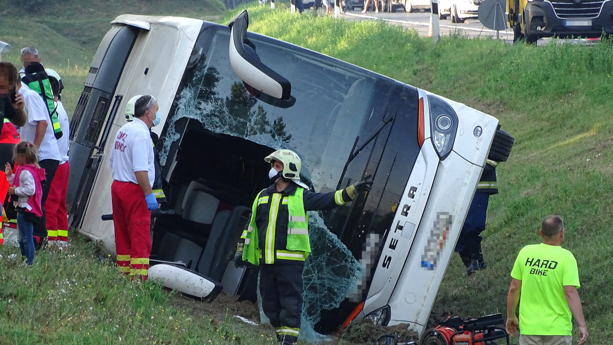 Mentő és tűzoltók árokba borult külföldi utasszállító autóbusznál, miután a gépjármű tisztázatlan körülmények között letért az útról az M5-ös autópálya Budapest felé vezető oldalán a 115-ös kilométerszelvényben, Kiskunfélegyháza térségében 2020. augusztus 9-én. A balesetben meghalt egy ember, további 34-en pedig megsérültek. A balesetet szenvedett jármű lengyel turistabusz volt.