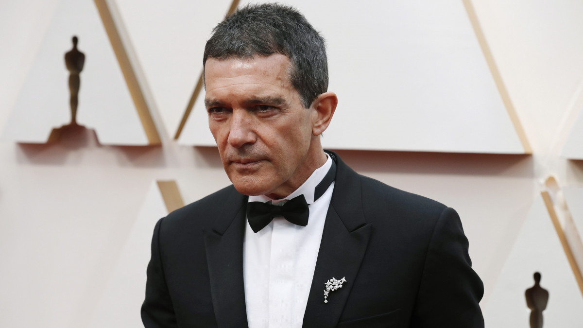 A 2020. augusztus 10-én közreadott képen Antonio Banderas spanyol színész érkezik a 92. Oscar-gálára a hollywoodi Dolby Színházban 2020. február 9-én. Brit sajtóhírek szerint Banderas 2020. augusztus 10-én bejelentette, hogy pozitív lett a koronavírustesztje.