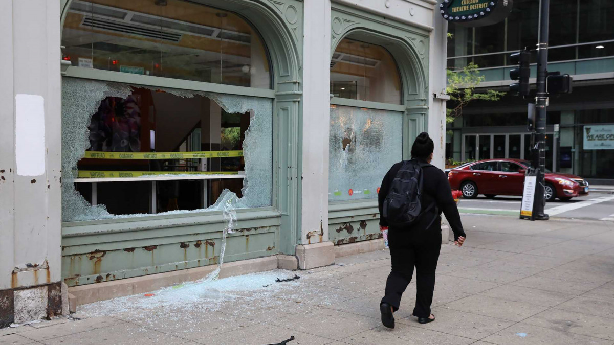 Kitört egy McDonalds gyorsétterem ablaküvege Chicagóban 2020. augusztus 10-én. A város elegáns üzleti negyedében randalírozók ablakokat törtek be, üzleteket fosztottak ki és nekitámadtak a kivonuló rendőröknek. A tömeges fosztogatás órákon át tartó lövöldözésbe torkollott. Az Egyesült Államok több nagyvárosában az elmúlt hónapokban elharapódzott a bűnözés.