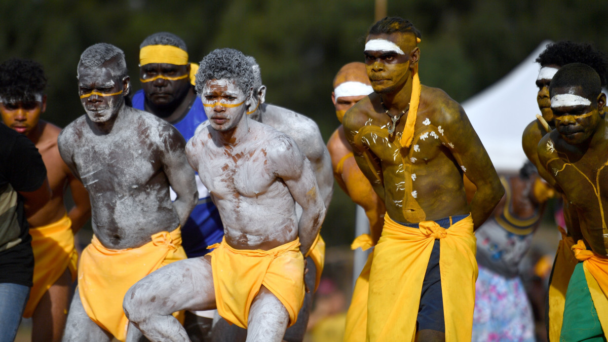 Nhulunbuy, 2018. augusztus 8.A 2018. augusztus 5-i képen az ausztrál őslakos yolngu népcsoport tagjai Bunggul elnevezésű rituális táncot járnak a Garma Fesztiválon az északi területi Arnhem-földön, Nhulunbuy közelében levő Gulkula táborhelyen. Az Északi terület partvidékén élő őslakos klán tagjainak részvételével 1998 óta zajló évenkénti rendezvény a yolngu nép kulturális örökségének ápolását és az ősi tudás megőrzését tűzte ki célul. A hagyományosan vadászó-gyűjtögető életmódot folytató yolngu törzsi közösség klánjainak többnyire önálló nyelvük van, vagy ezek diakektusait használják. Az énekkel és tánccal kísért spirituális szertartások mellett a fesztiválon hangsúlyt kap az őshonos és a betelepült ausztrálok közötti együttműködés erősítése, amellyel a yolnguk a foglalkoztatáshoz, a vállalkozáshoz és az oktatáshoz való hozzáférésen keresztül gazdasági lehetőségeket kívánnak teremteni önmaguk számára. (MTI/AAP/Mick Tsikas)