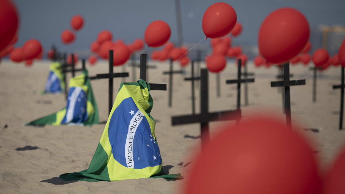 A 2020. augusztus 10-én közreadott képen kereszteket, piros léggömböket és brazil nemzeti zászlókat helyeztek el a Rio de Paz nevű civil szervezet tagjai a koronavírus-járvány áldozatainak tiszteletére a Rio de Janeiro-i Copacabana beach nevű tengerparti strand homokjában auguszus 8-án, miközben Brazíliában már több mint 100 000 ember halt a járvány miatt.