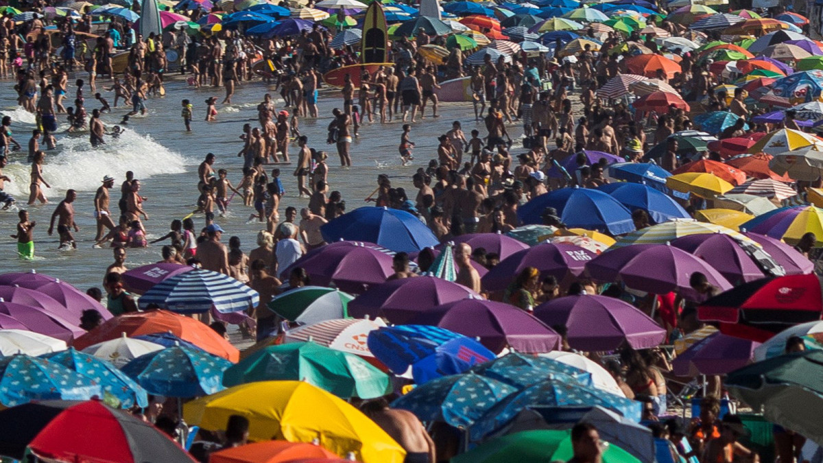 Brazilok és turisták tolonganak a Rio de Janeiró-i Copacabana tengerparti strandon 2019. december 29-én. A város vezetése 1,9 millió hazai és külföldi turistára számít a karácsony utáni időszakban.