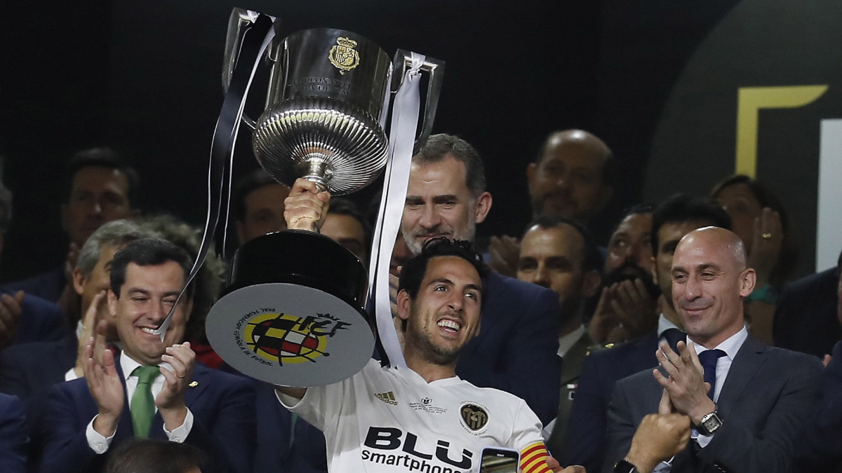 Daniel Parejo, a Valencia csapatkapitánya a magasba emeli a labdarúgó Király Kupát VI. Fülöp spanyol király (j) társaságában a labdarúgó spanyol Király Kupa döntője után a sevillai Benito Villamarin stadionban 2019. május 25-én. A Valencia 2-1-re győzött és nyolcadik alkalommal hódította el a trófeát.