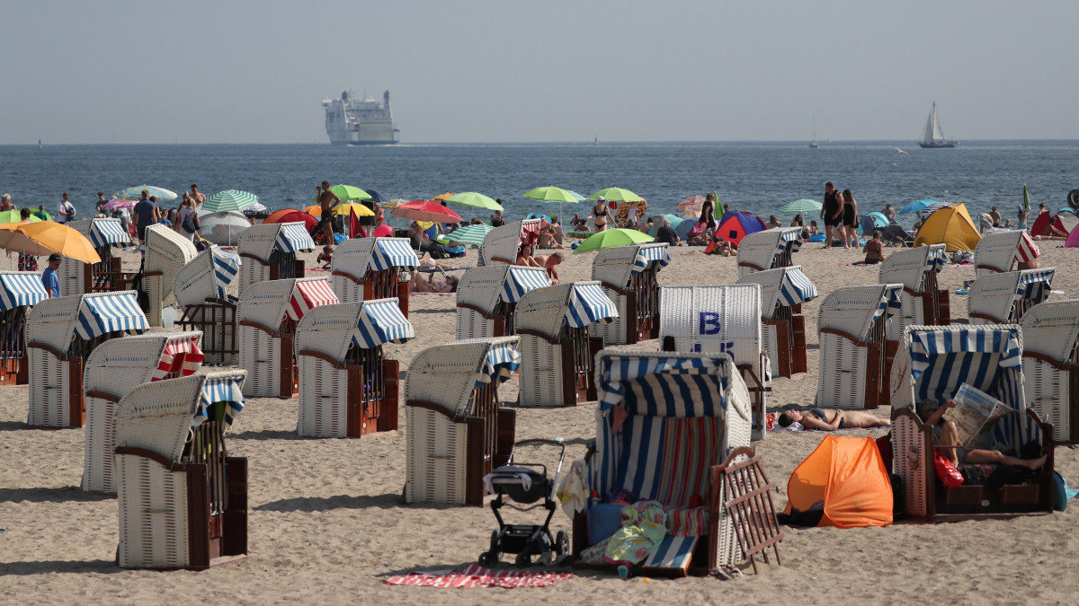 Strandolók az észak-németországi Travemünde tengerpartján 2020. augusztus 8-án, a koronavírus-járvány idején.