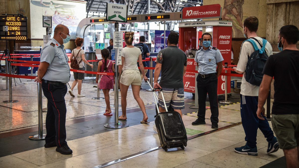 A koronavírus-járvány miatt bevezetett hőkamerás vizsgálathoz mennek utasok a milánói központi pályaudvaron 2020. augusztus 12-én.