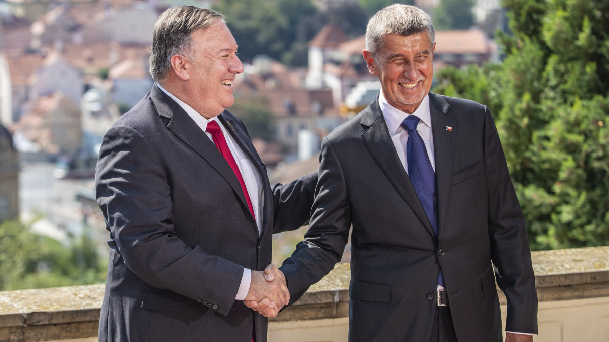 Mike Pompeo amerikai külügyminiszter (b) és Andrej Babis cseh miniszterelnök prágai találkozója 2020. augusztus 12-én. Pompeo négy országot érintő európai körútját kezdi Csehországban.