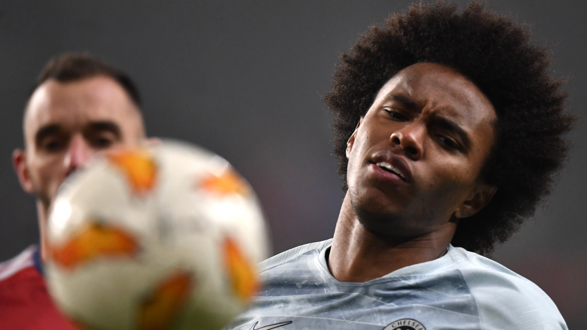 Willian Borges da Silva, az angol csapat játékosa (j) és a székesfehérvári Fiola Attila a labdarúgó Európa-liga L csoportjában játszott Vidi FC - Chelsea mérkőzésen a Groupama Arénában 2018. december 13-án.