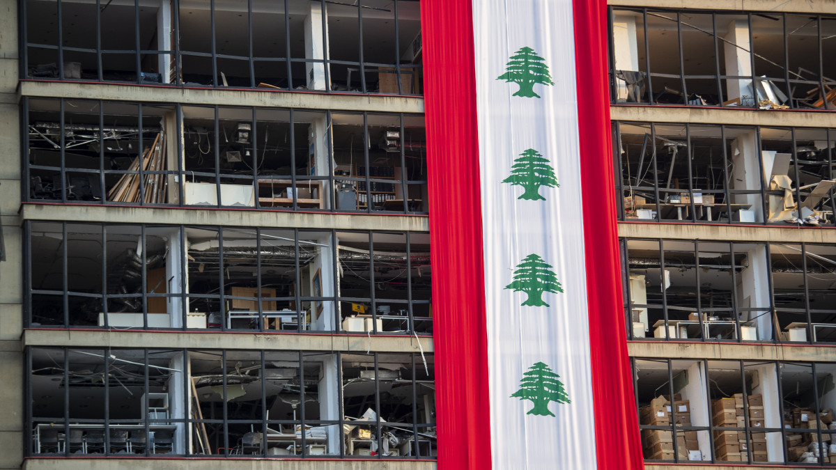Nemzeti színű molinó egy megrongálódott épület homlokzatára függesztve a libanoni fővárosban 2020. augusztus 12-én. Nyolc nappal korábban Bejrútban 2750 tonna, a kikötőben évek óta tárolt ammónium-nitrát röpült a levegőbe. Legkevesebb 171 ember meghalt, mintegy hatezren megsérültek, és százezrek otthona vált lakhatatlanná. A libanoni nemzeti hírügynökség jelentése szerint 601 történelmi épület rongálódott meg a hatalmas robbanásban, közülük 70 összedőlhet, ha nem állítják helyre őket mielőbb.