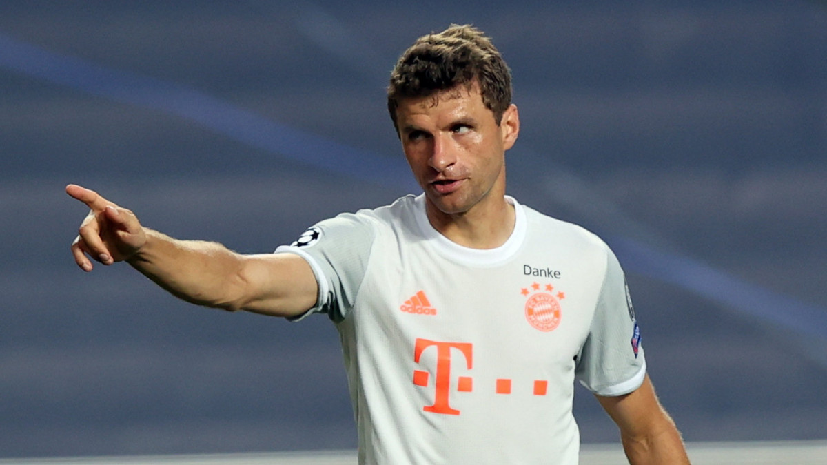 Thomas Müller, a Bayern München játékosa ünnepli gólját a labdarúgó Bajnokok Ligája negyeddöntőjében játszott FC Barcelona - Bayern München mérkőzésen a lisszaboni Luz stadionban 2020. augusztus 14-én.