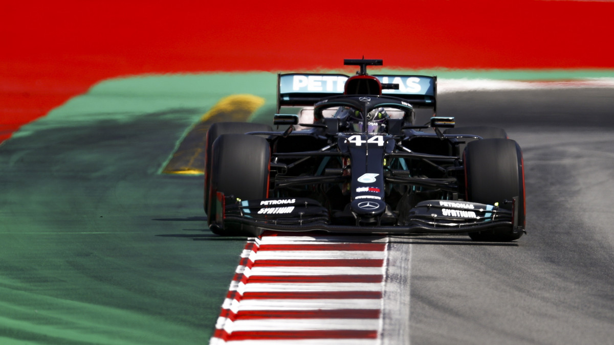 Lewis Hamilton, a Mercedes brit versenyzője a Forma-1-es autós gyorsasági világbajnokság Spanyol Nagydíjának időmérő edzésén a montmelói pályán 2020. augusztus 15-én. A futamot augusztus 16-án rendezik.