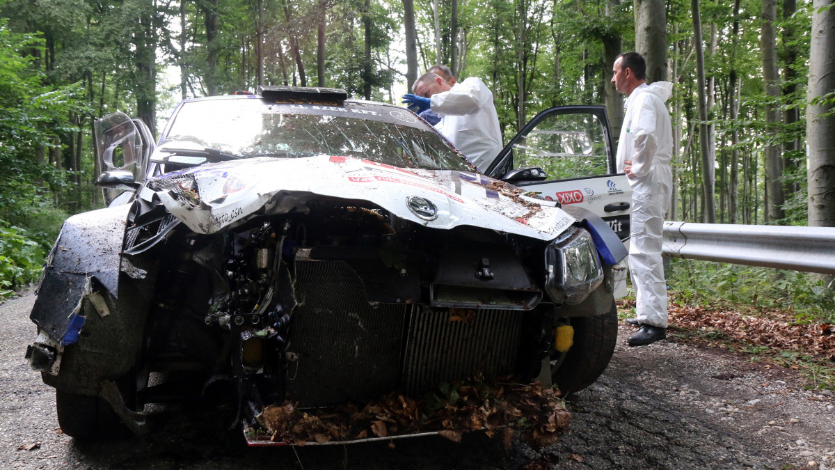 Összetört versenyautó a Miskolc-rali Bánkút-Mályinka közötti gyorsasági szakaszán 2020. augusztus 15-én. A Rally1-es kategóriában versenyző Dudás Gergő, Tóth Zsolt páros a második gyorsasági szakaszon szenvedett versenybalesetet, amelynek következtében a navigátor olyan súlyosan megsérült, hogy életét vesztette. Dudás nem sérült meg komolyabban, de sokkos állapotba került.